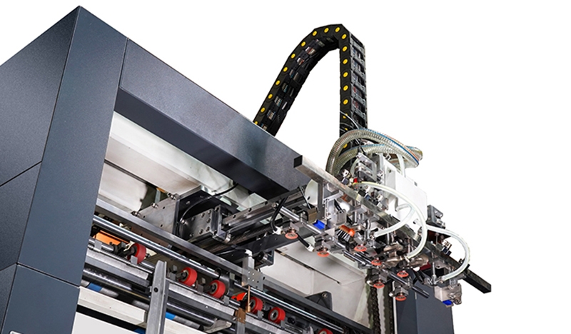 金莎国际厂家：自动糊盒机机器设备应用的方法